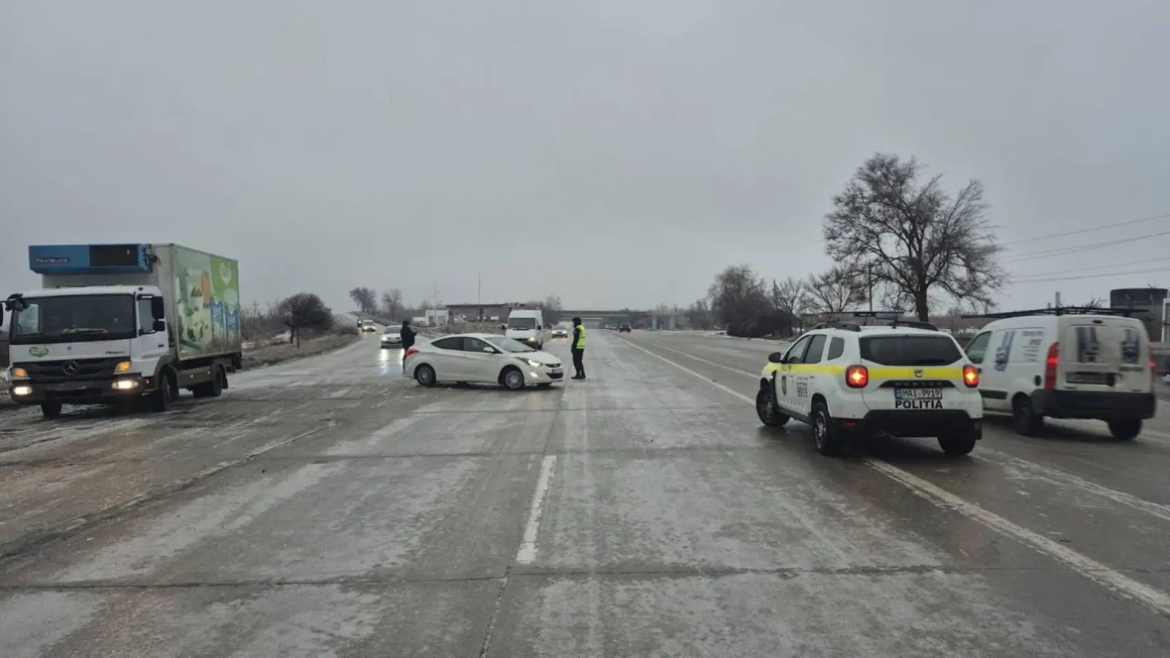 Drumuri blocate și circulația sistată pe mai multe trasee naționale din cauza poleiului