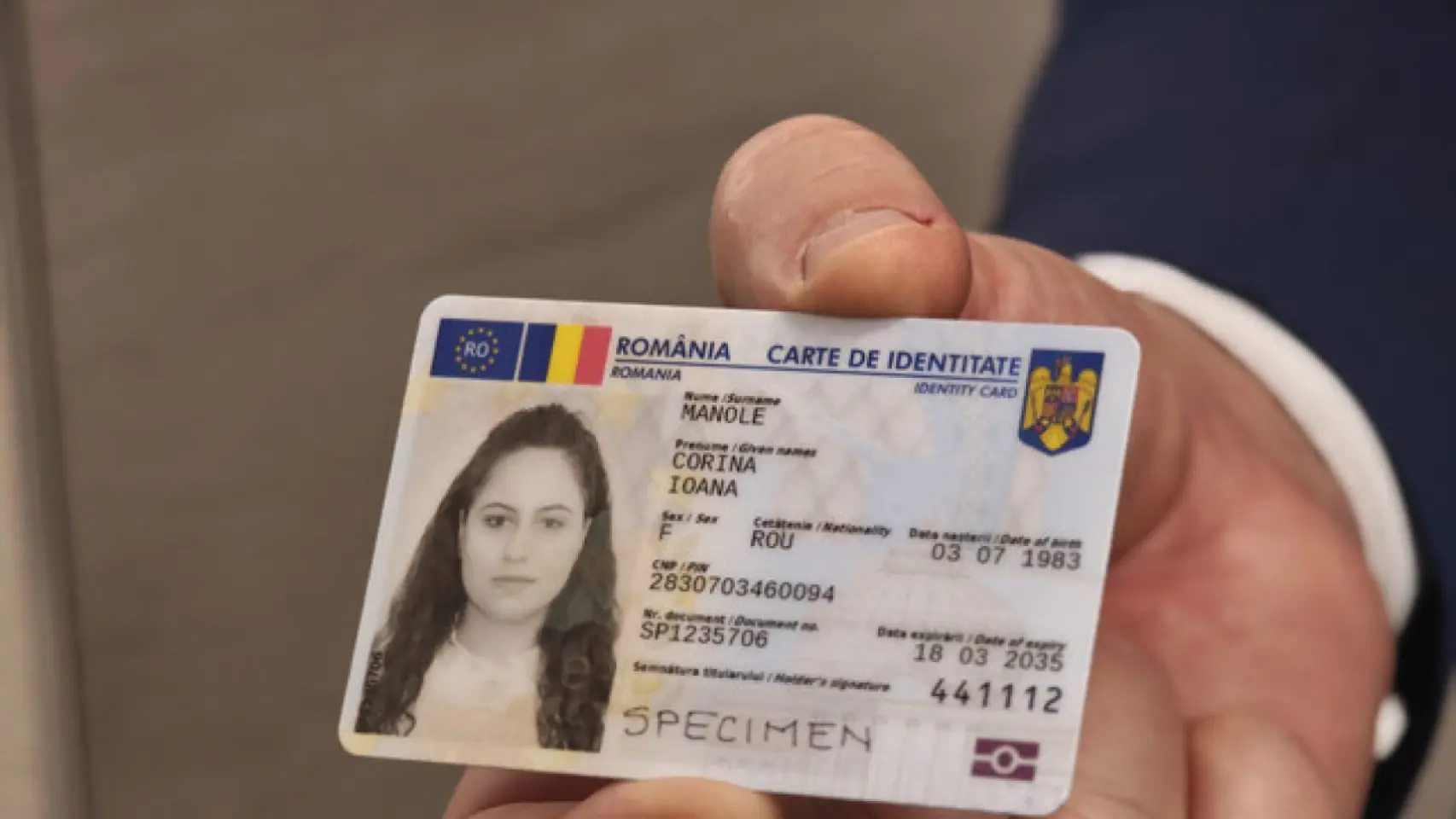 Peste 100.000 de români născuți în R. Moldova au rămas fără acte de identitate