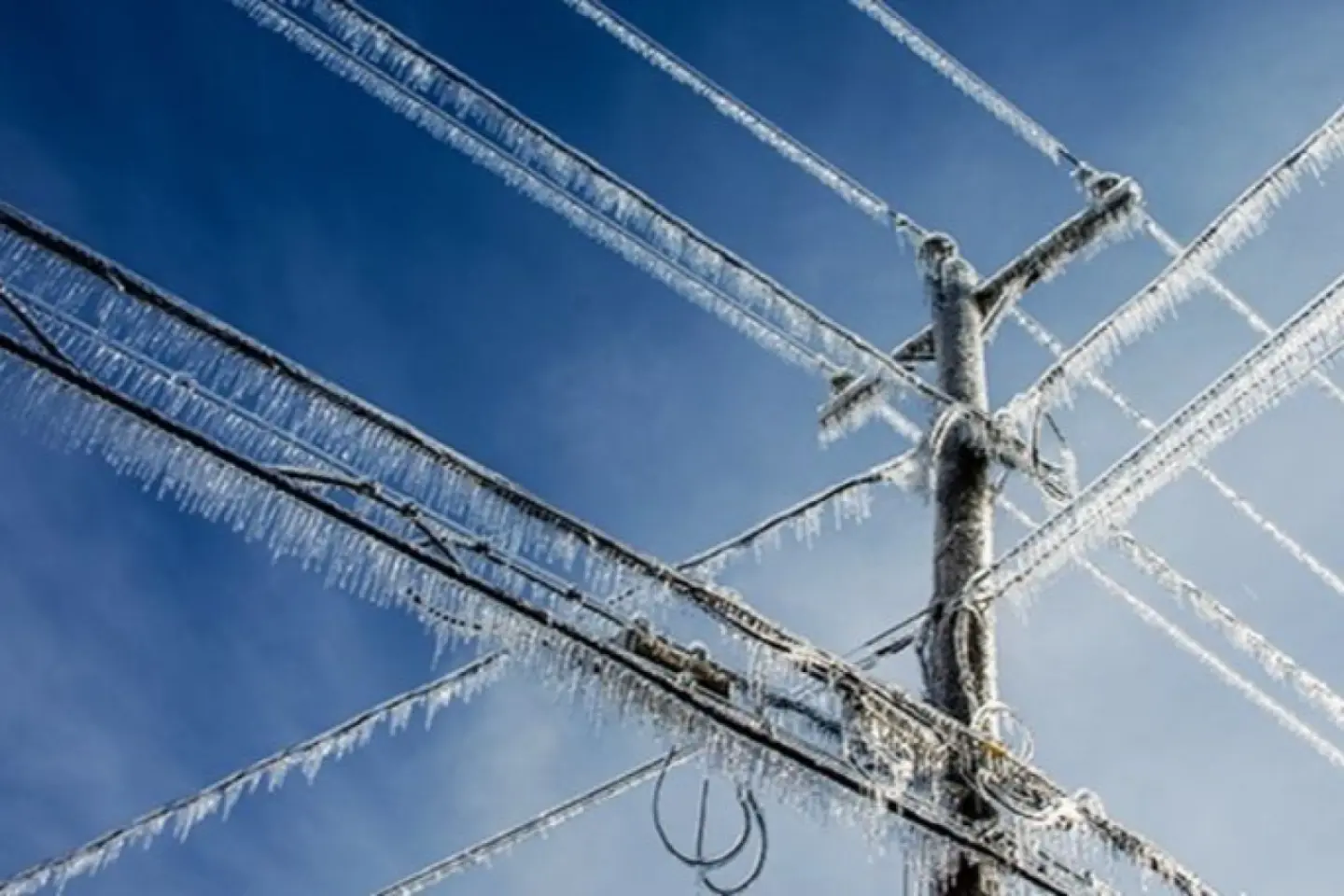 Peste 1.500 de consumatori au rămas fără electricitate în sudul R. Moldova din cauza vremii nefavorabile