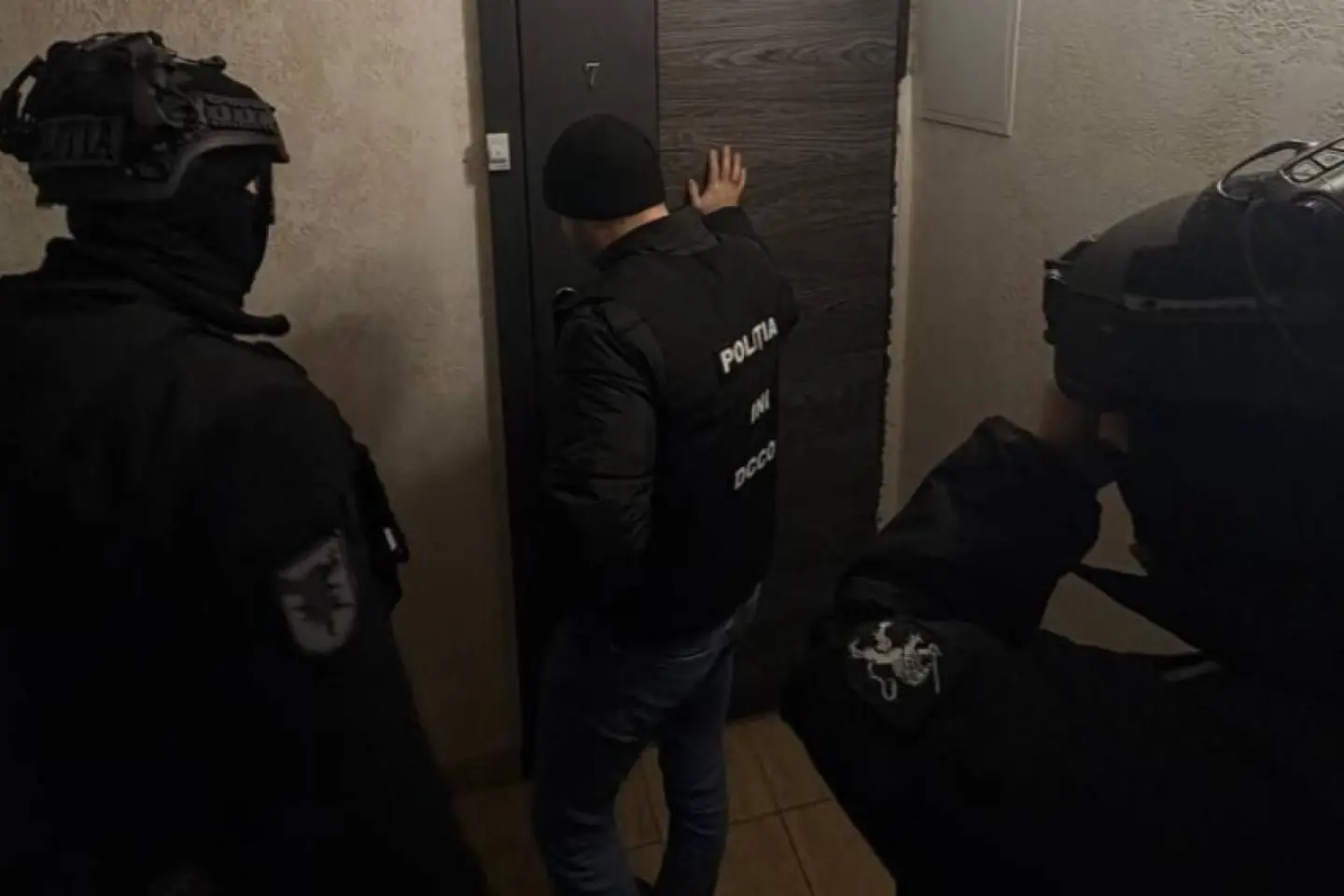 Trei persoane recrutate să comită omoruri în Ucraina și recrutorul acestora, reținute în R. Moldova 