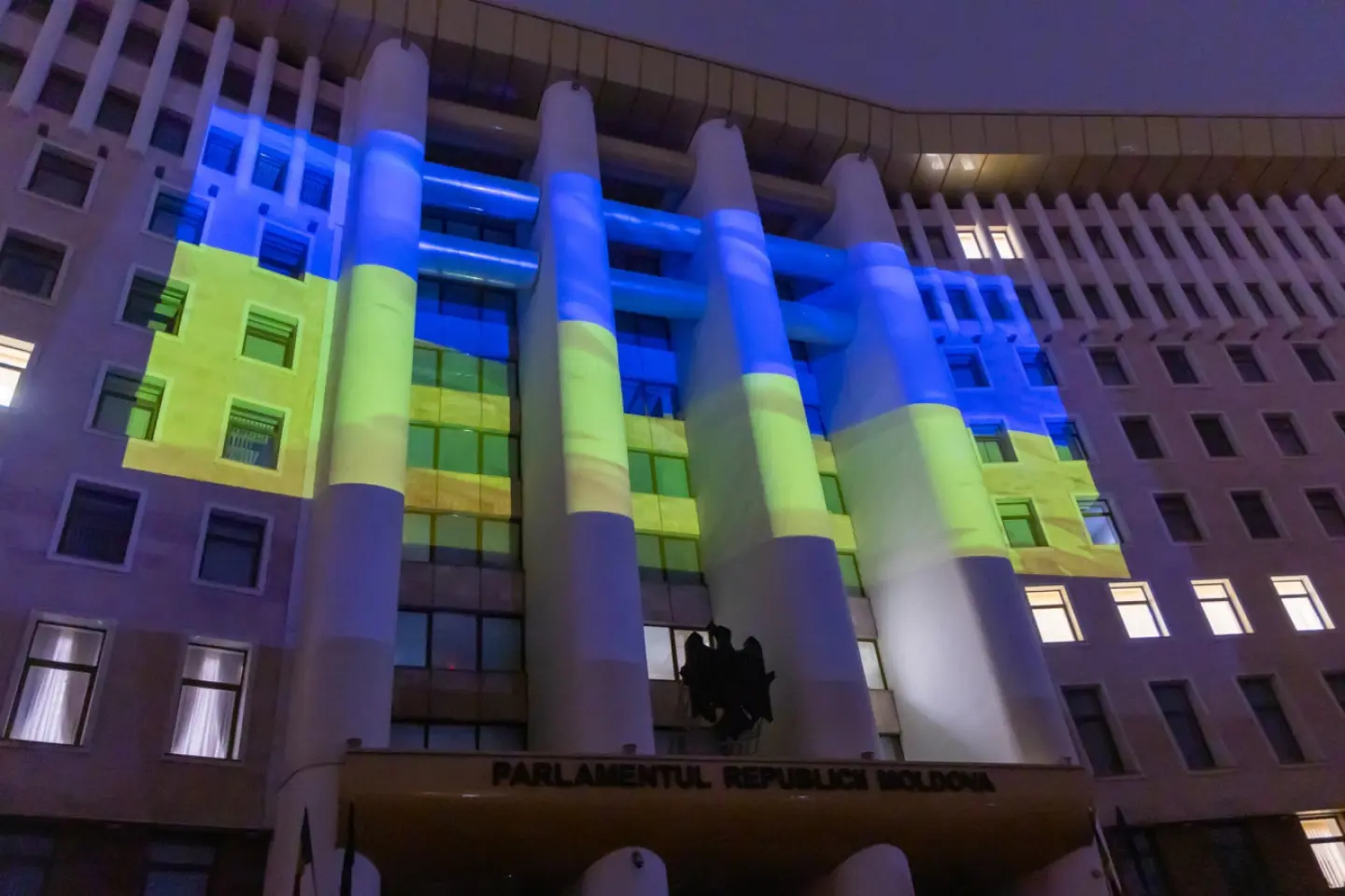 Parlamentul Republicii Moldova iluminat în culorile drapelului Ucrainei, la patru ani de război