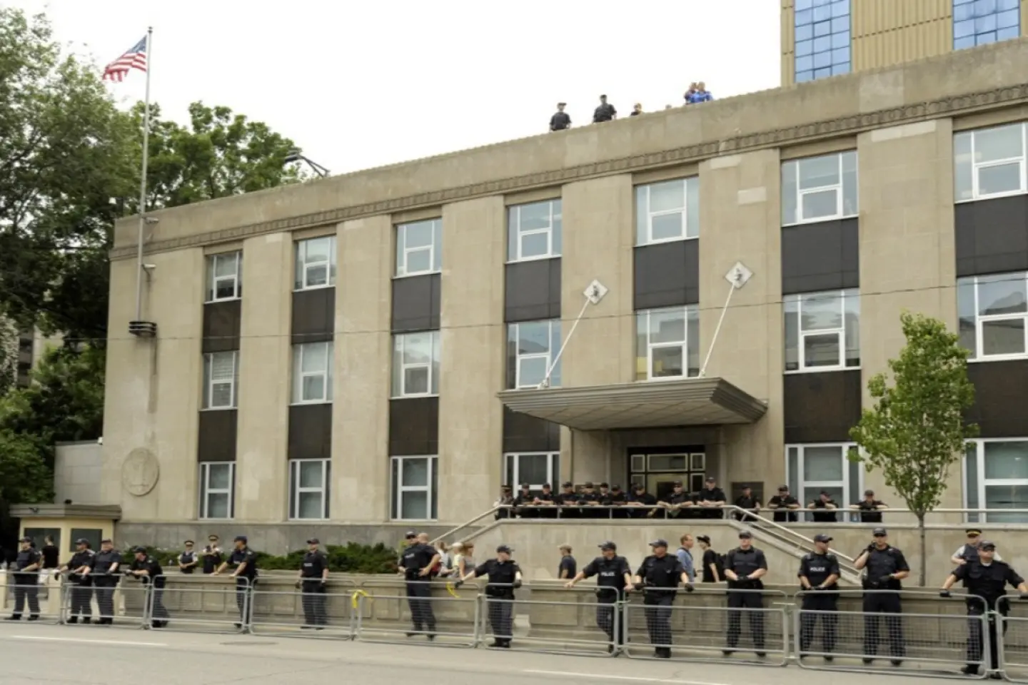 Focuri de armă trase la consulatul SUA din Toronto