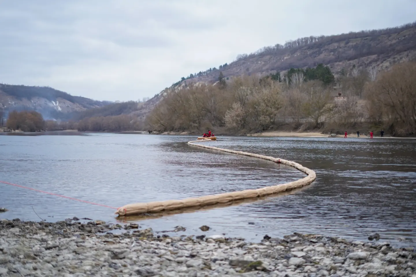 România trimite un nou lot de echipamente pentru a combate poluarea Nistrului 