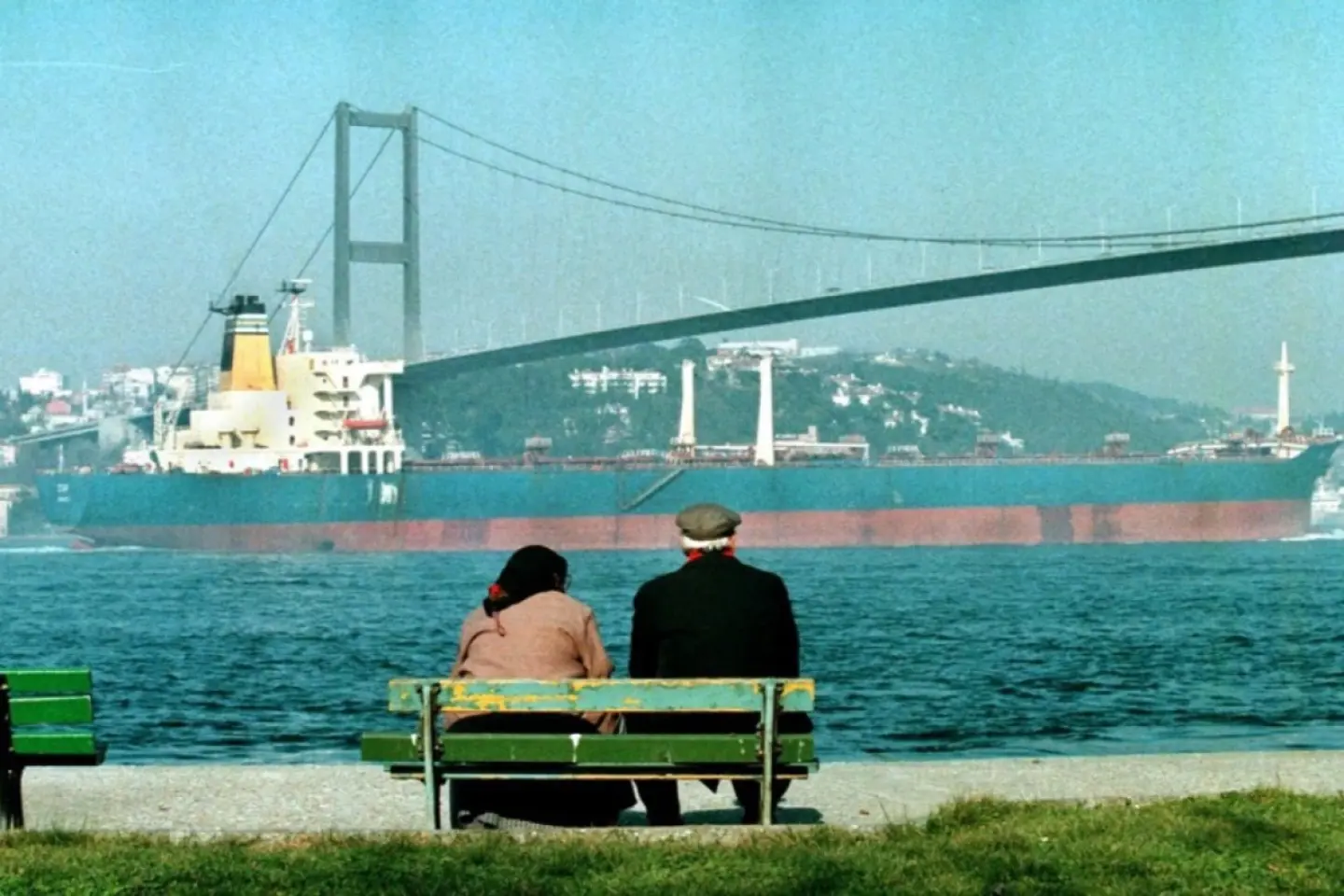 O navă cargo turcească care transporta petrol rusesc a fost atacată  în Marea Neagră