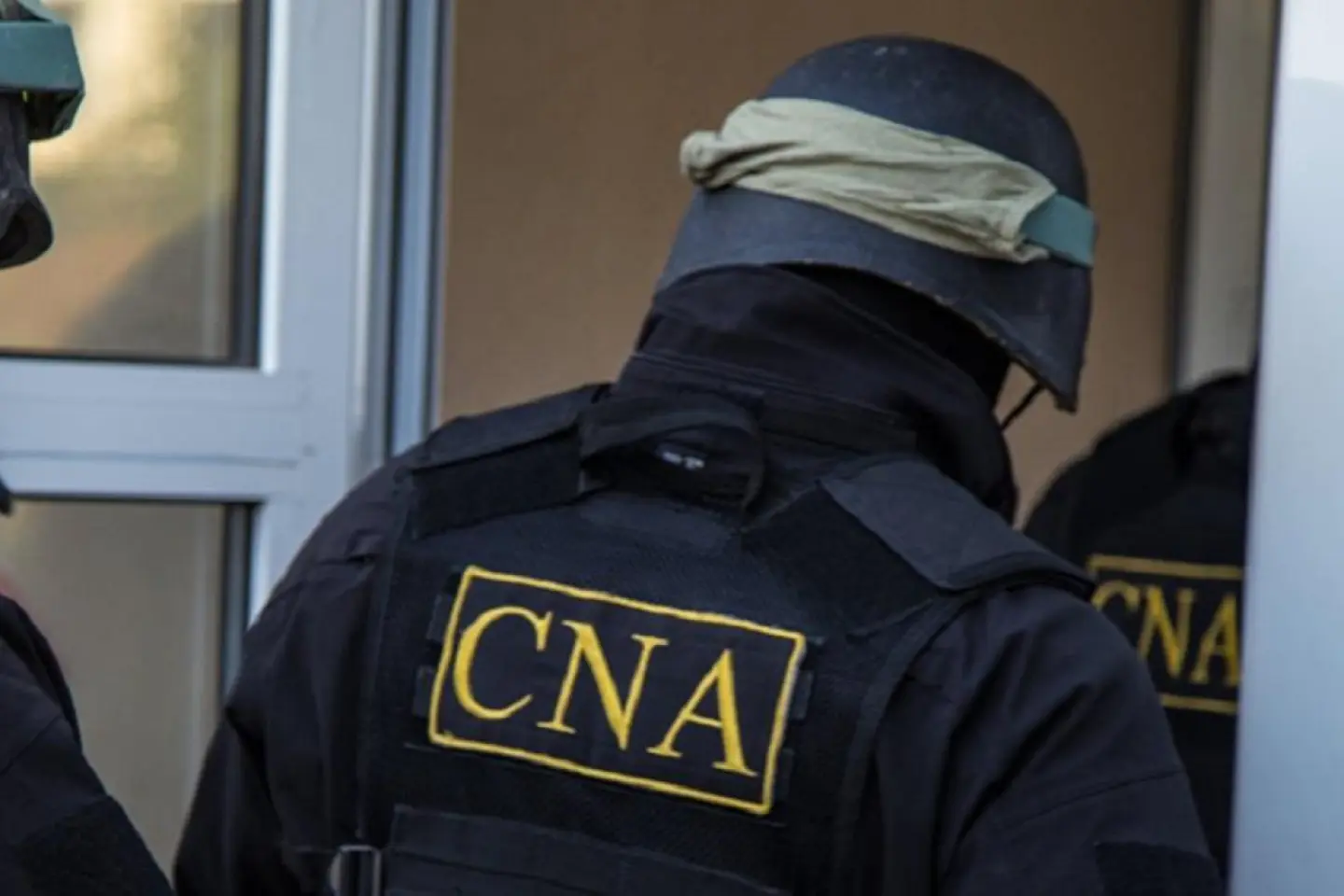 Șef de secție și alți cinci angajați ai Poliției Botanica, reținuți de CNA în dosare de corupție