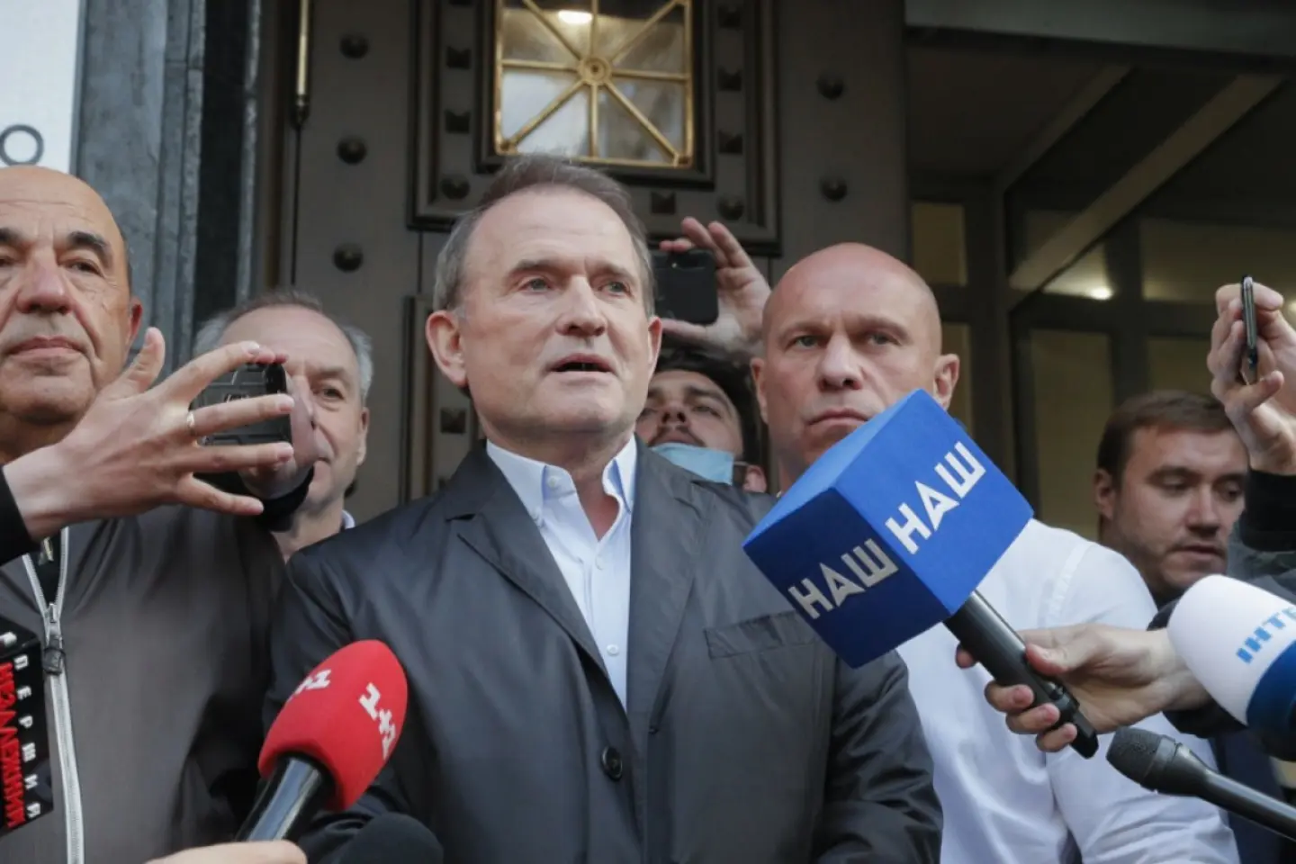 DEZINFORMARE: Zelenski sfidează SUA și prelungește războiul pentru a rămâne la putere 