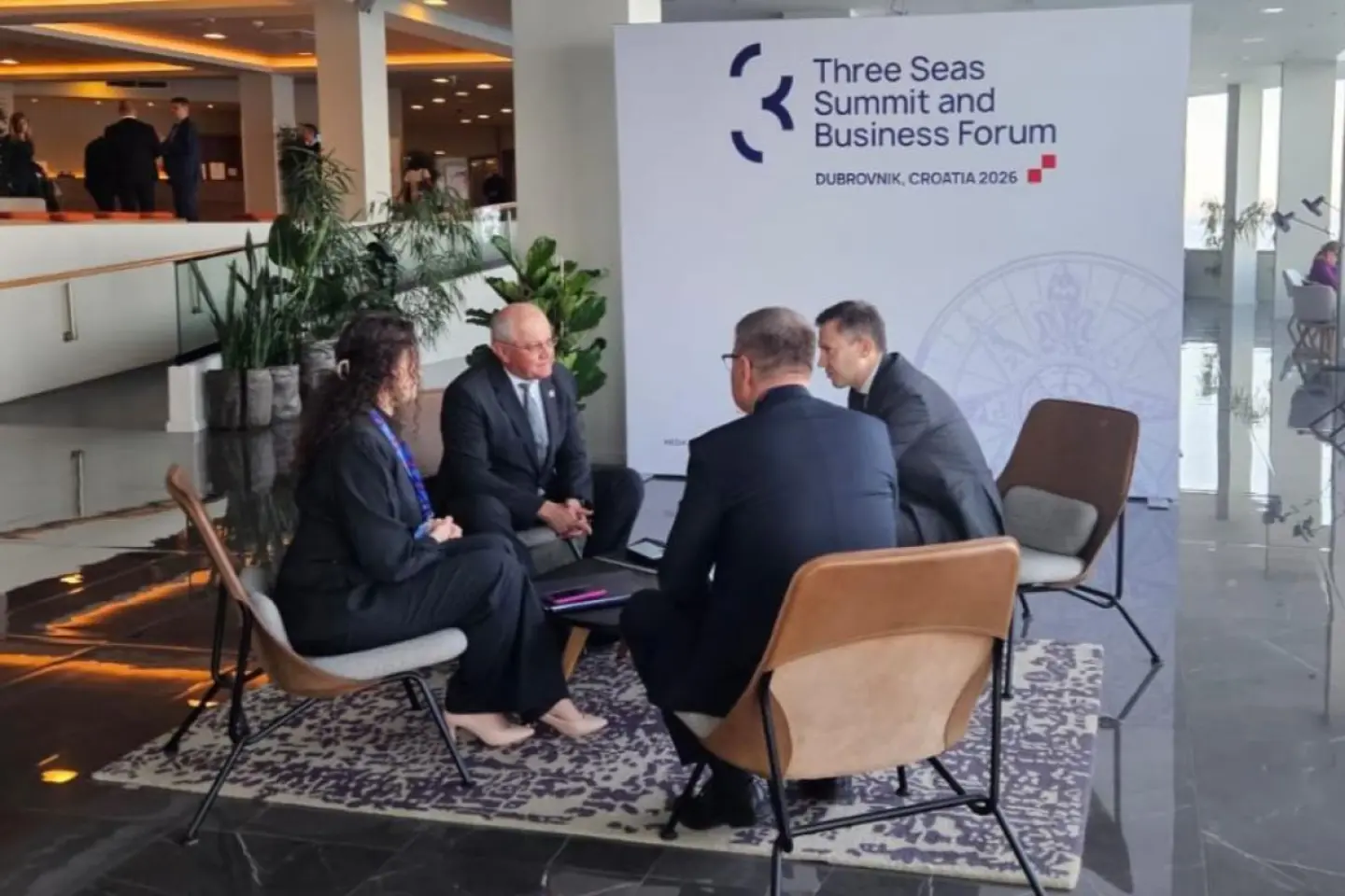 Premierul Alexandru Munteanu participă la summitul Inițiativei celor Trei Mări