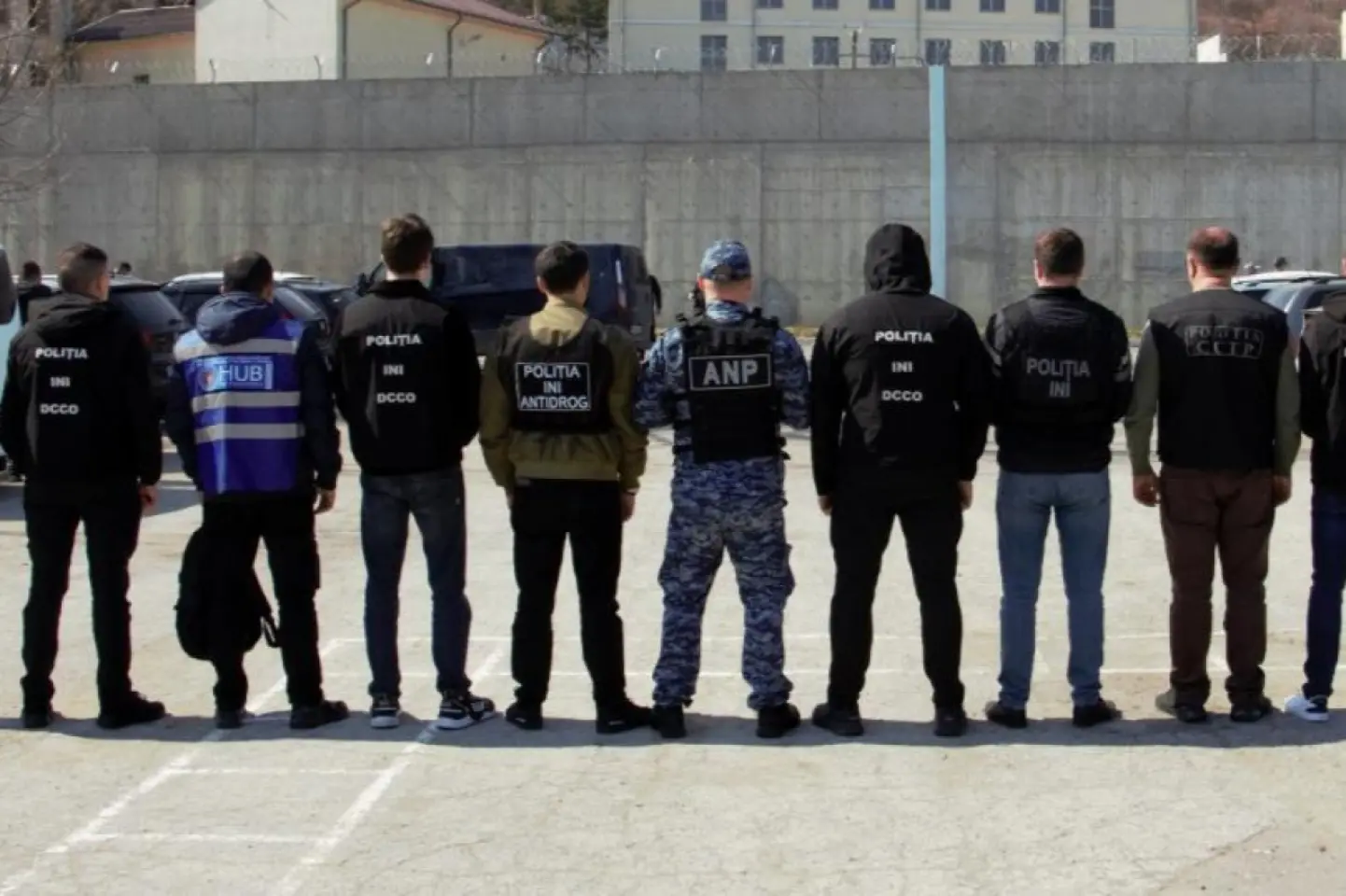 INI destructurează o schemă de colectare a banilor pentru o „visterie criminală” condusă din penitenciar