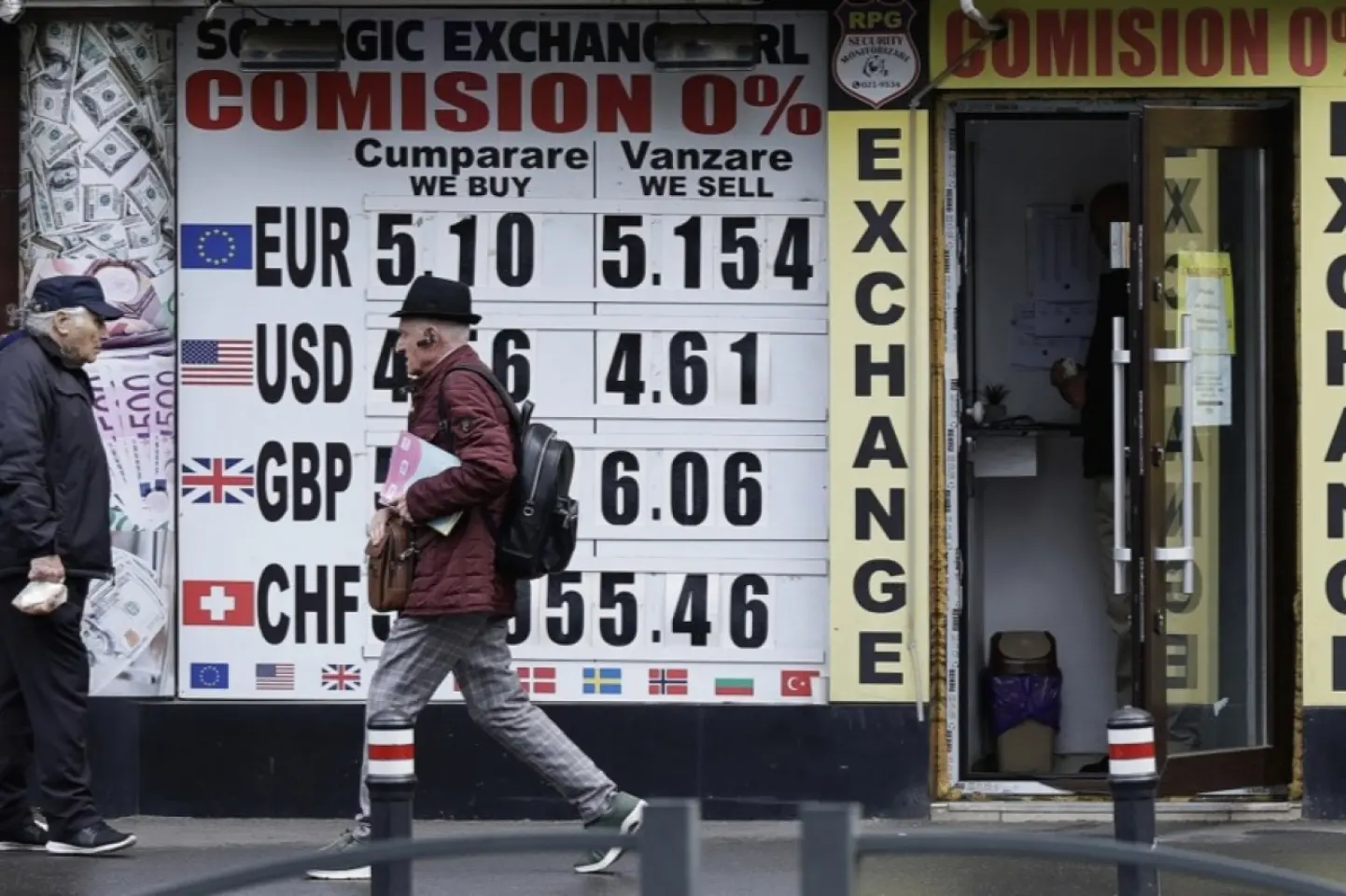 Leul românesc a ajuns la un minim istoric în raport cu euro