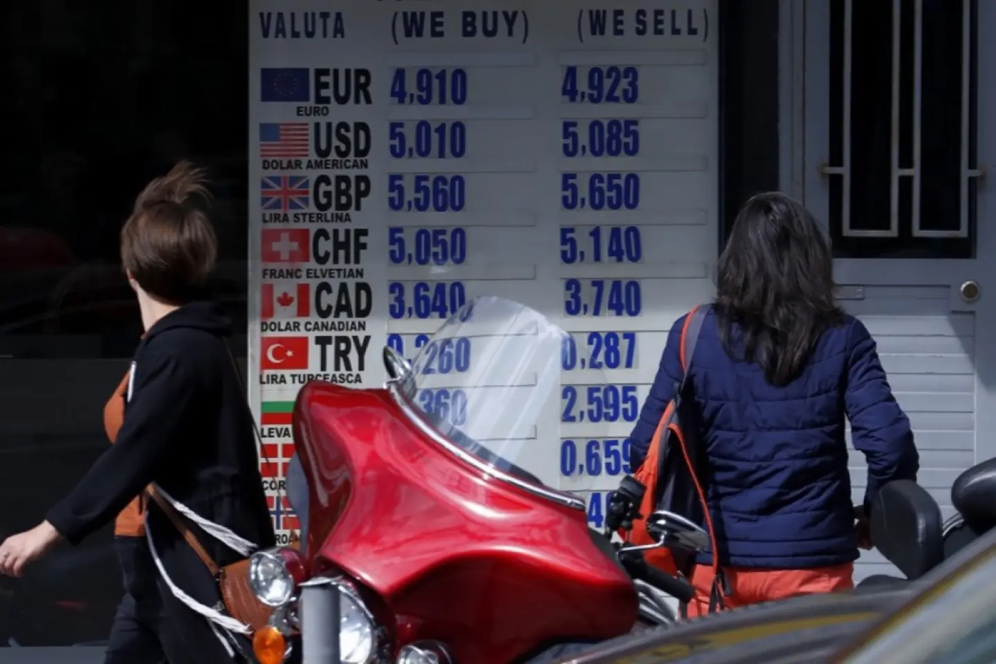 Moneda naţională românească, leul (RON), s-a apreciat în raport cu euro