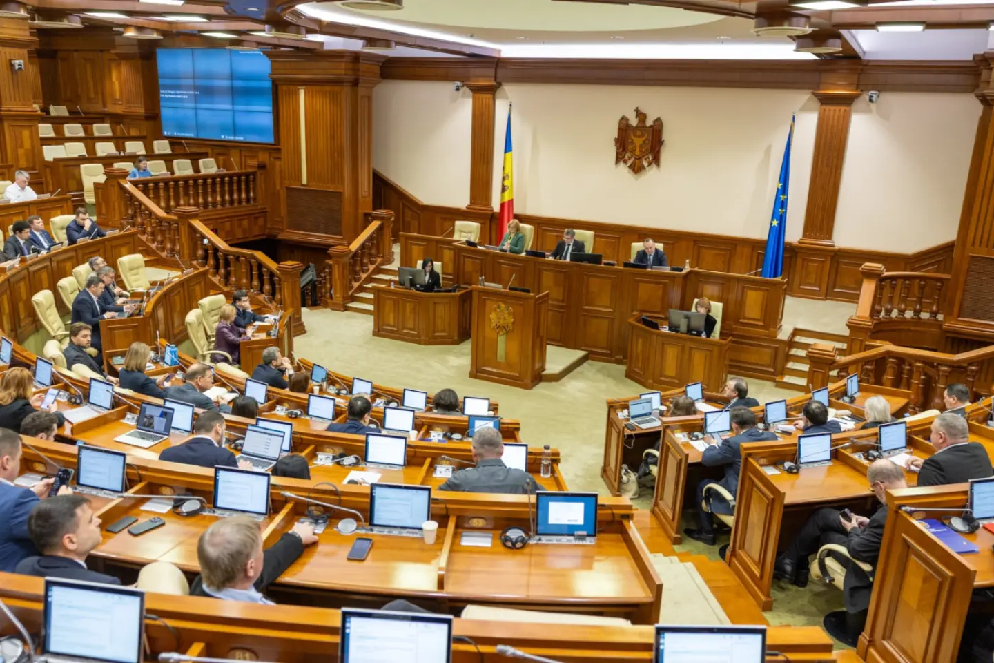 Traseismul politic, interzis în Parlament. Limba de lucru în Legislativ - româna