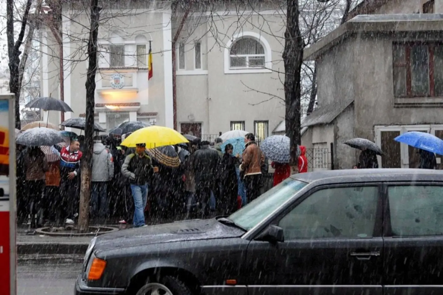 Şase mii de persoane au domiciliul într-un singur apartament din oraşul românesc Huşi 