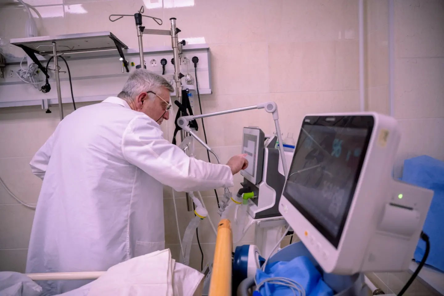 Medicii care fug. Refuză banii statului și fug