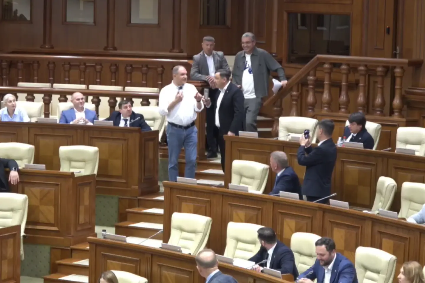  Primarul Ion Ceban, scos din Parlament de Serviciul de Protecție și Pază de Stat