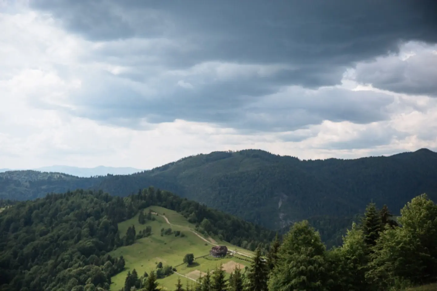 Dezertor ucrainean, recuperat de salvatorii montani români