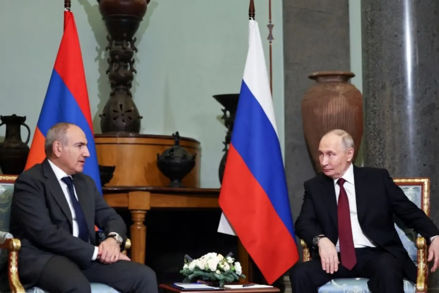 Rusia şi-a rechemat ambasadorul în Armenia