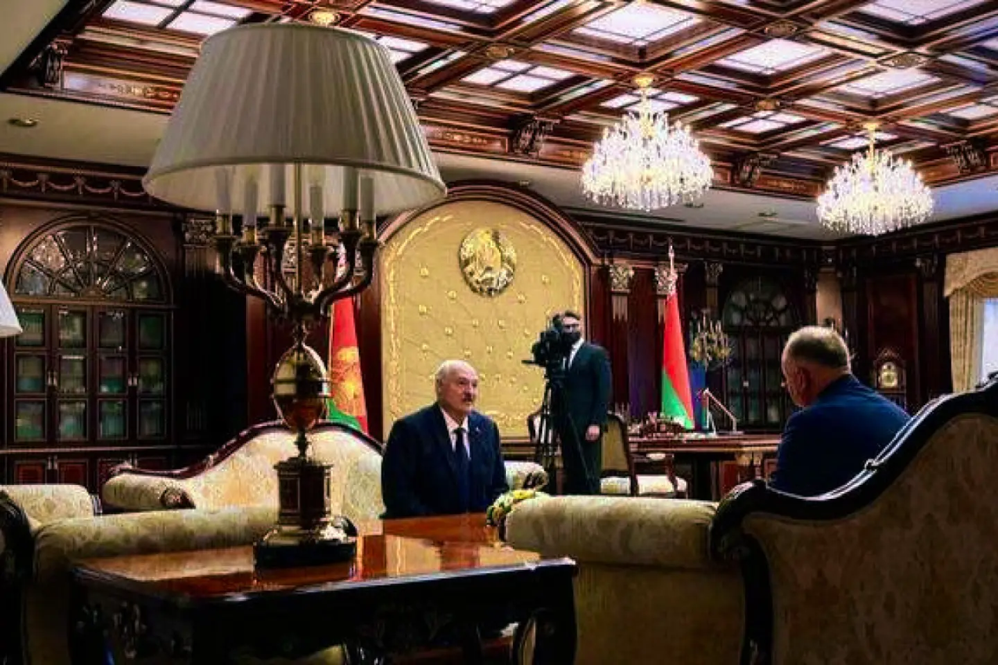 Două marionete trăncănind despre independență