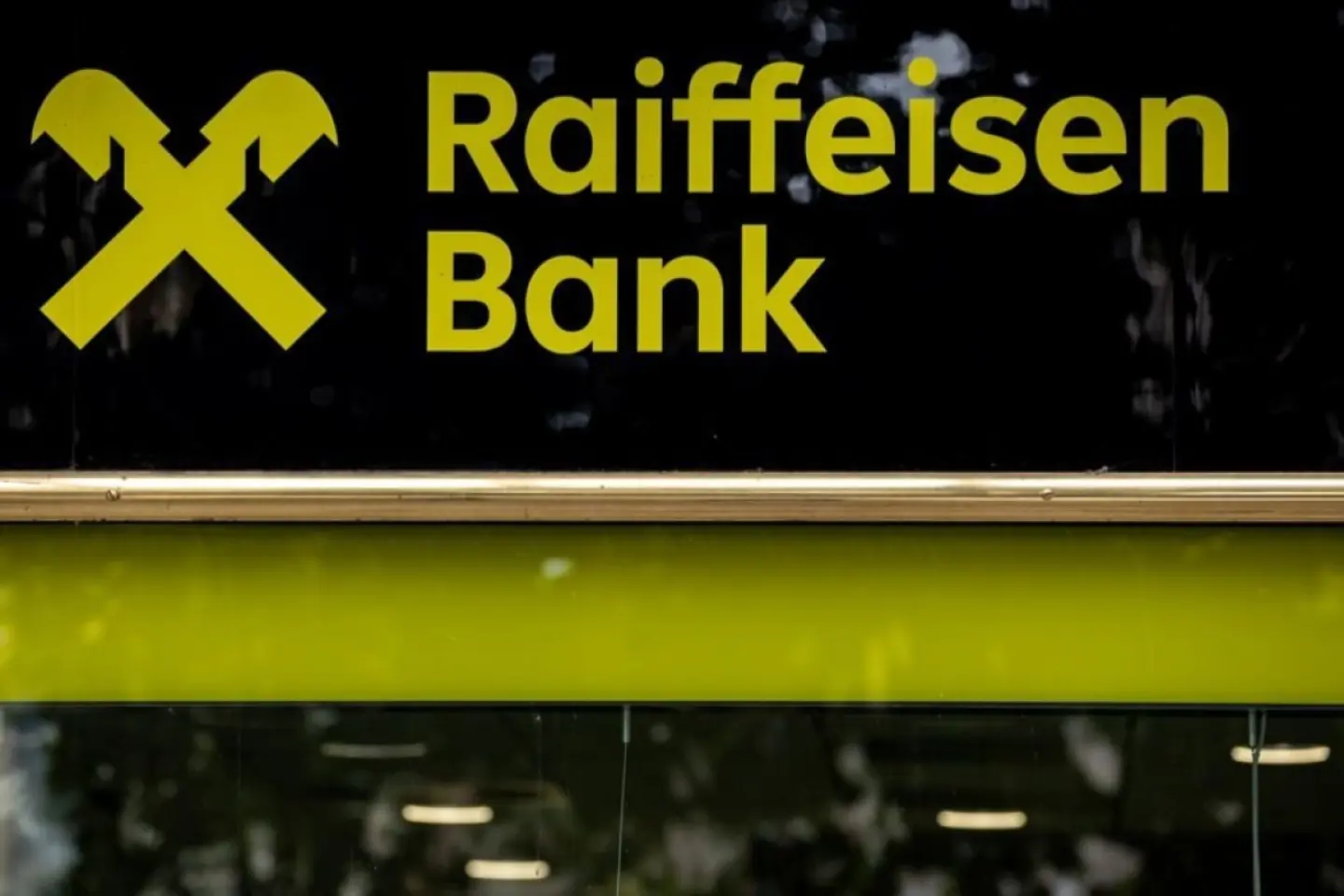 Raiffeisen Bank lansează un pachet de cont curent şi beneficii, creat special pentru românii care trăiesc şi muncesc în străinătate