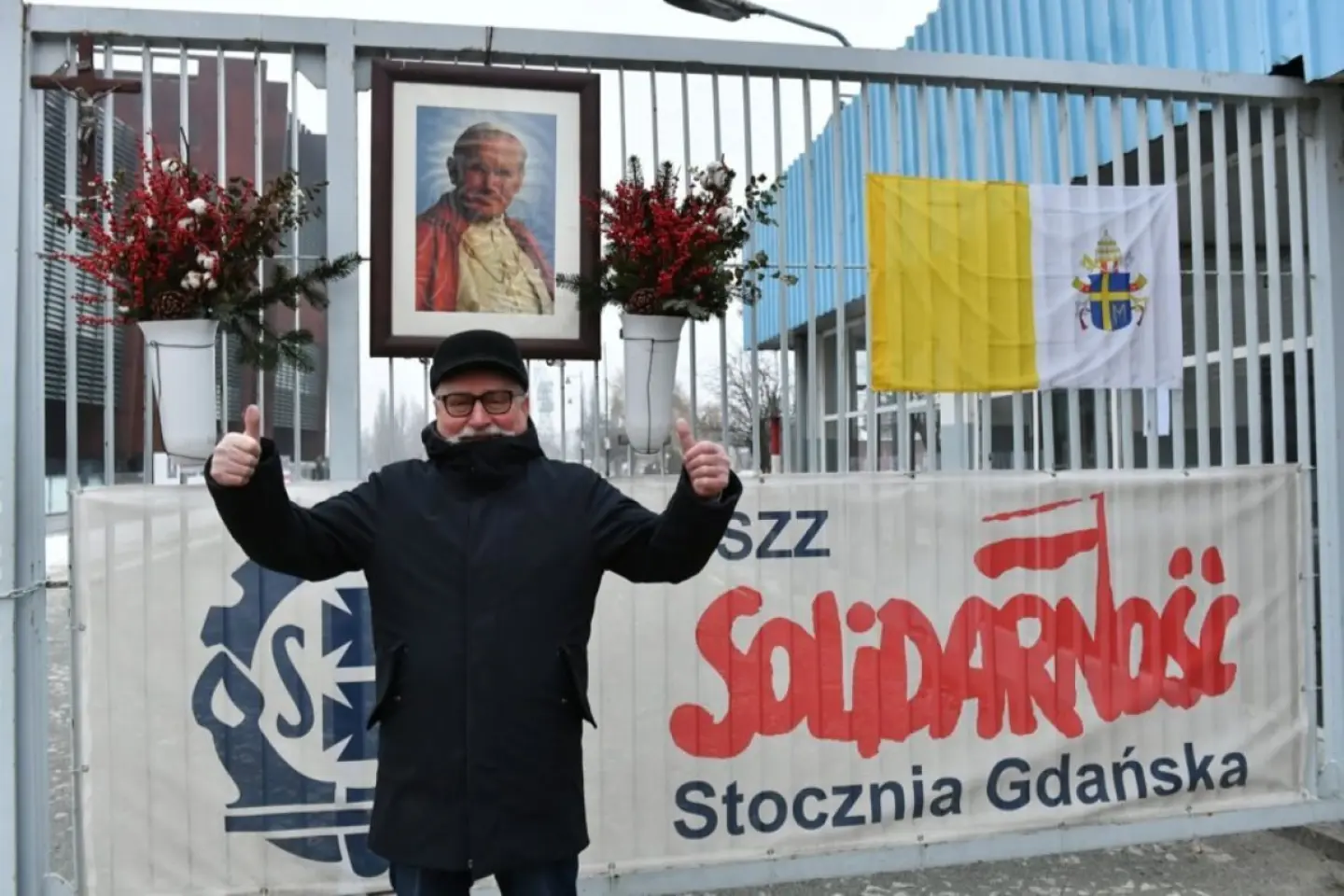 Fostului preşedinte polonez Lech Walesa i-a fost conferit Ordinul Naţional Steaua României în grad de Mare Cruce
