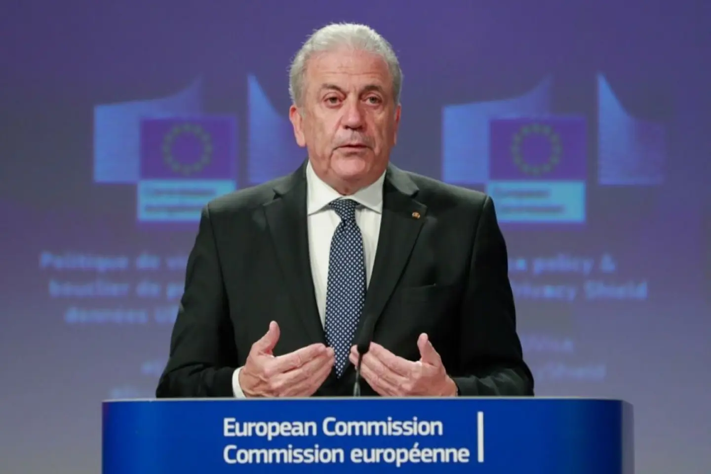 Bruxelles: mandat de arestare emis împotriva fostului comisar european pentru migraţie, grecul Dimitris Avramopoulos