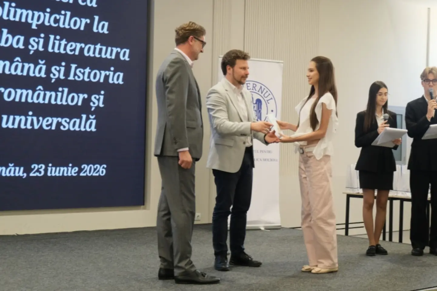 Guvernul României a premiat laureații olimpiadelor republicane la limba română și istorie 