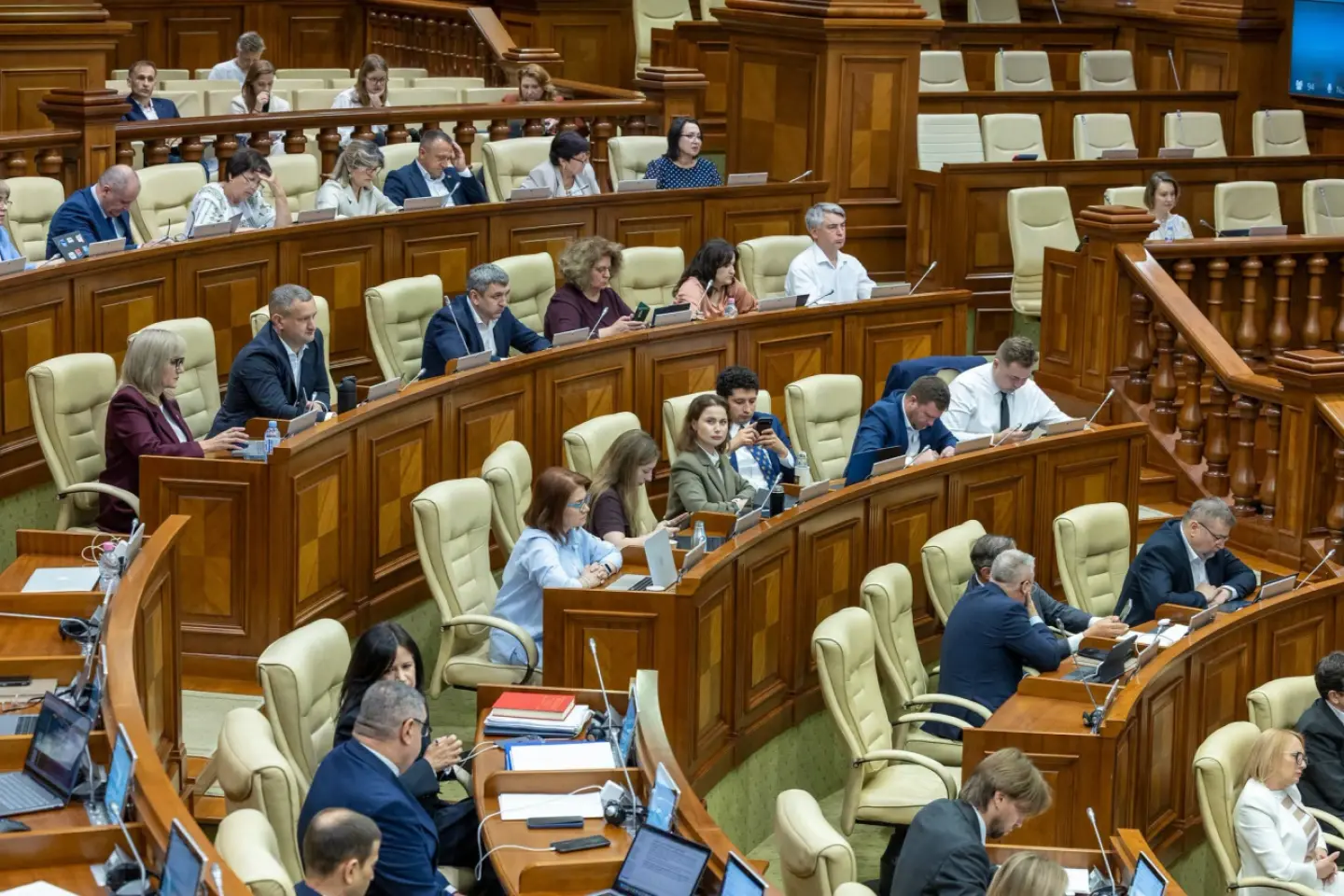 Ultima ședință a Parlamentului înainte de vacanță: pe agendă, legi privind integrarea europeană și protecția copilului