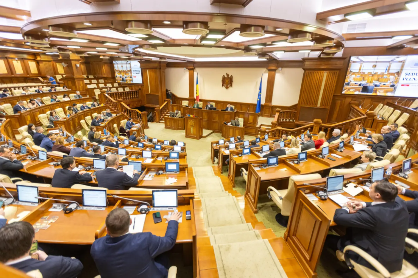 DEZINFORMARE: PAS schimbă legislația pentru a încuraja propaganda LGBT în școli 