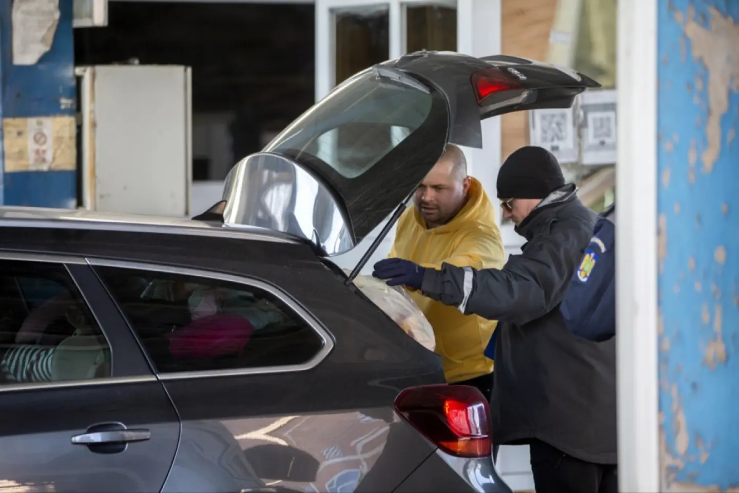 Poliţiştii români de frontieră cercetează un cetăţean moldovean care deţinea bunuri purtând însemnele unor mărci cunoscute şi prezentând suspiciuni de contrafacere