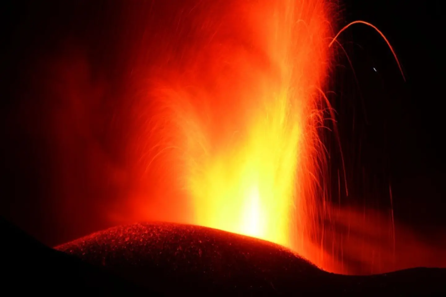 Autorităţile din sudul Italiei au anunţat ridicarea nivelului de alertă pentru vulcanul Etna