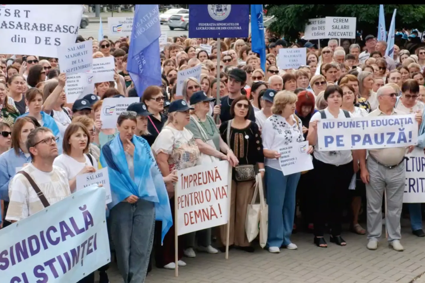 Profesorii ies în stradă și cer Guvernului să-și respecte promisiunile privind salariile