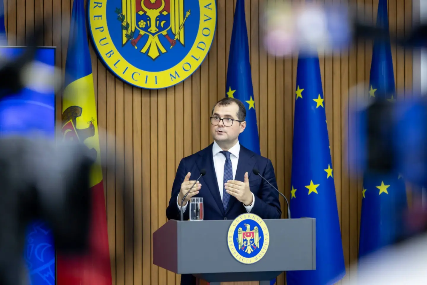 Guvernul amână noua lege a salarizării până în 2027 și anunță plăți unice pentru bugetari