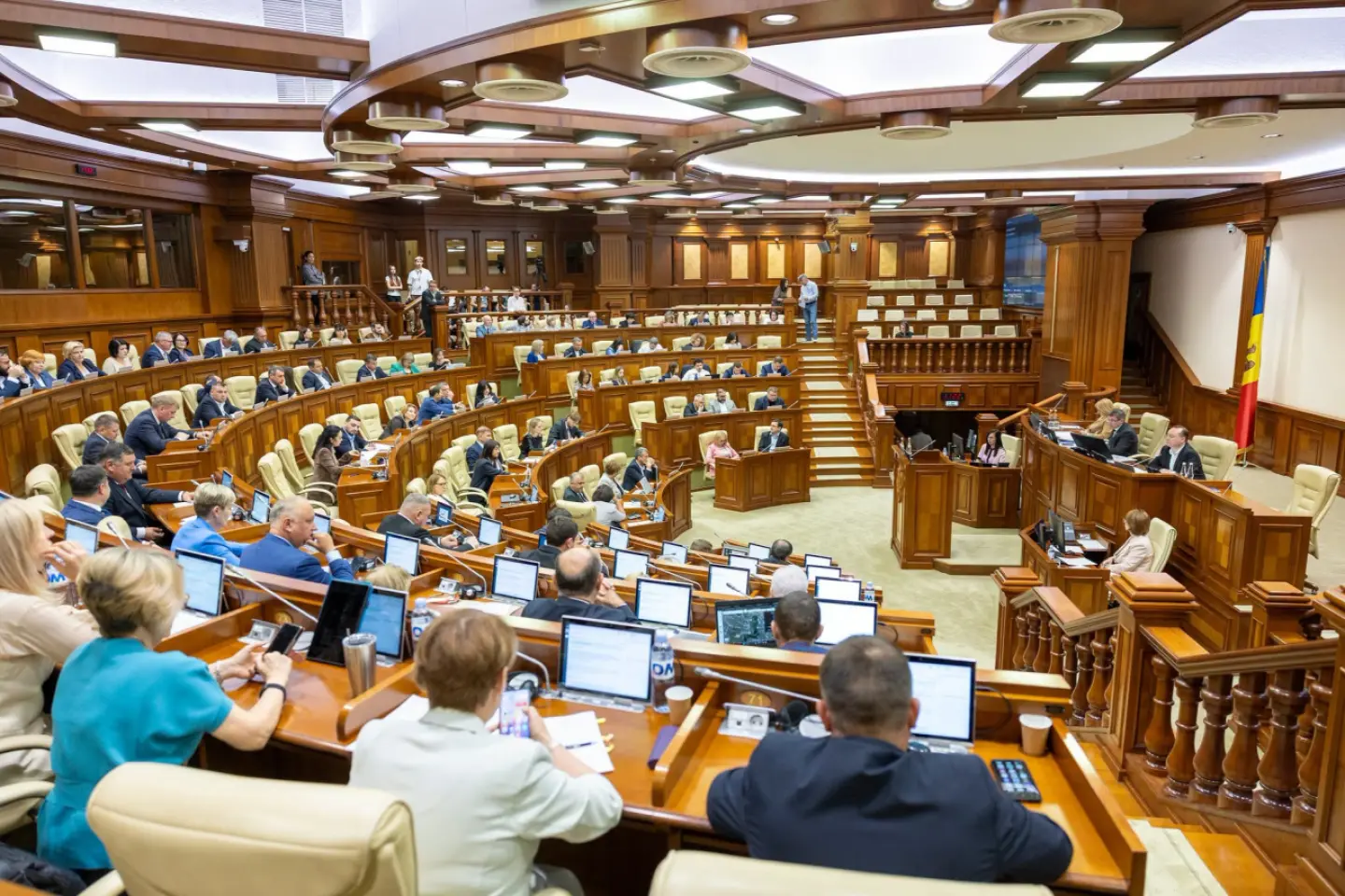 Parlamentul se întrunește luni în ședință plenară, în cadrul sesiunii extraordinare