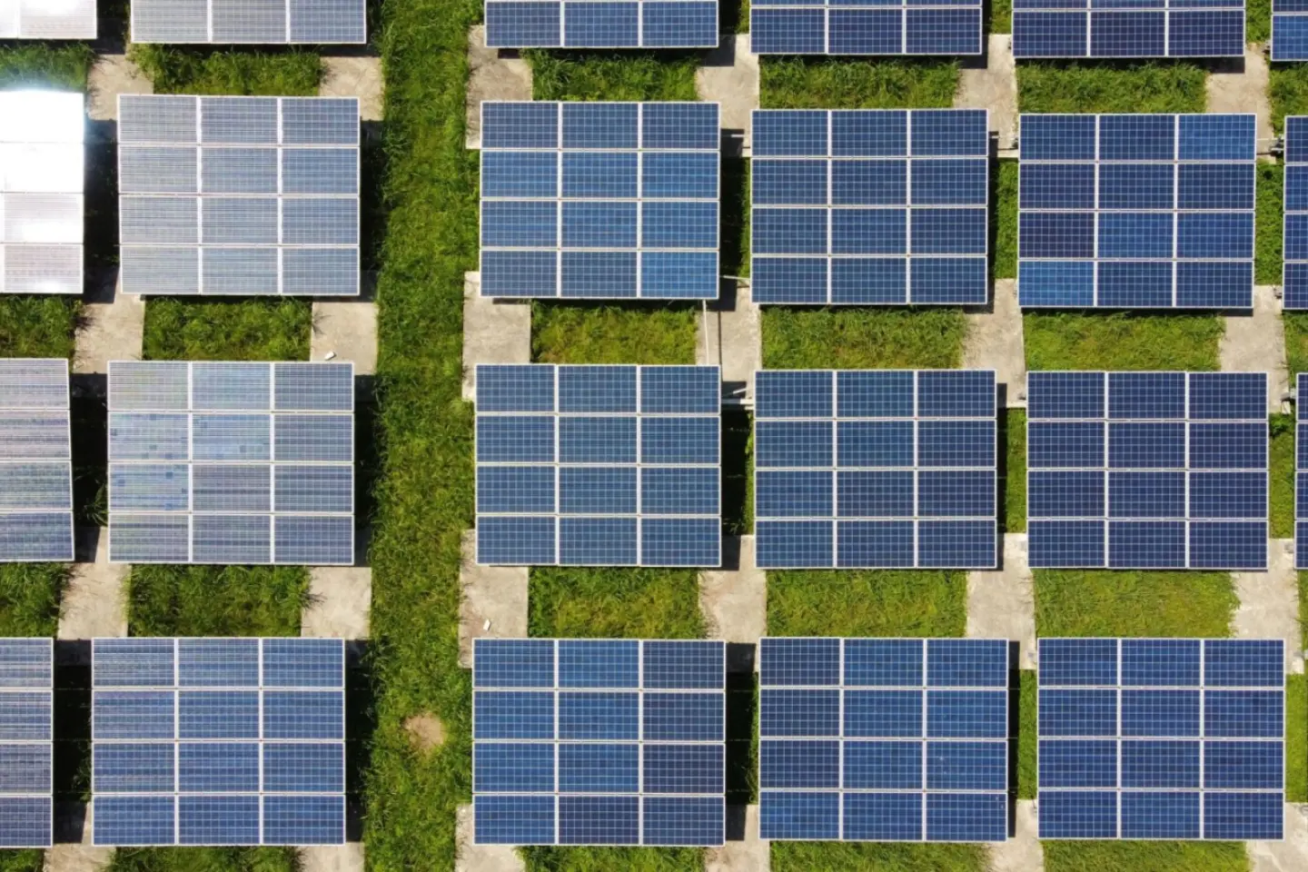 Republica Moldova simplifică procedurile pentru instalarea panourilor fotovoltaice și a sistemelor de stocare