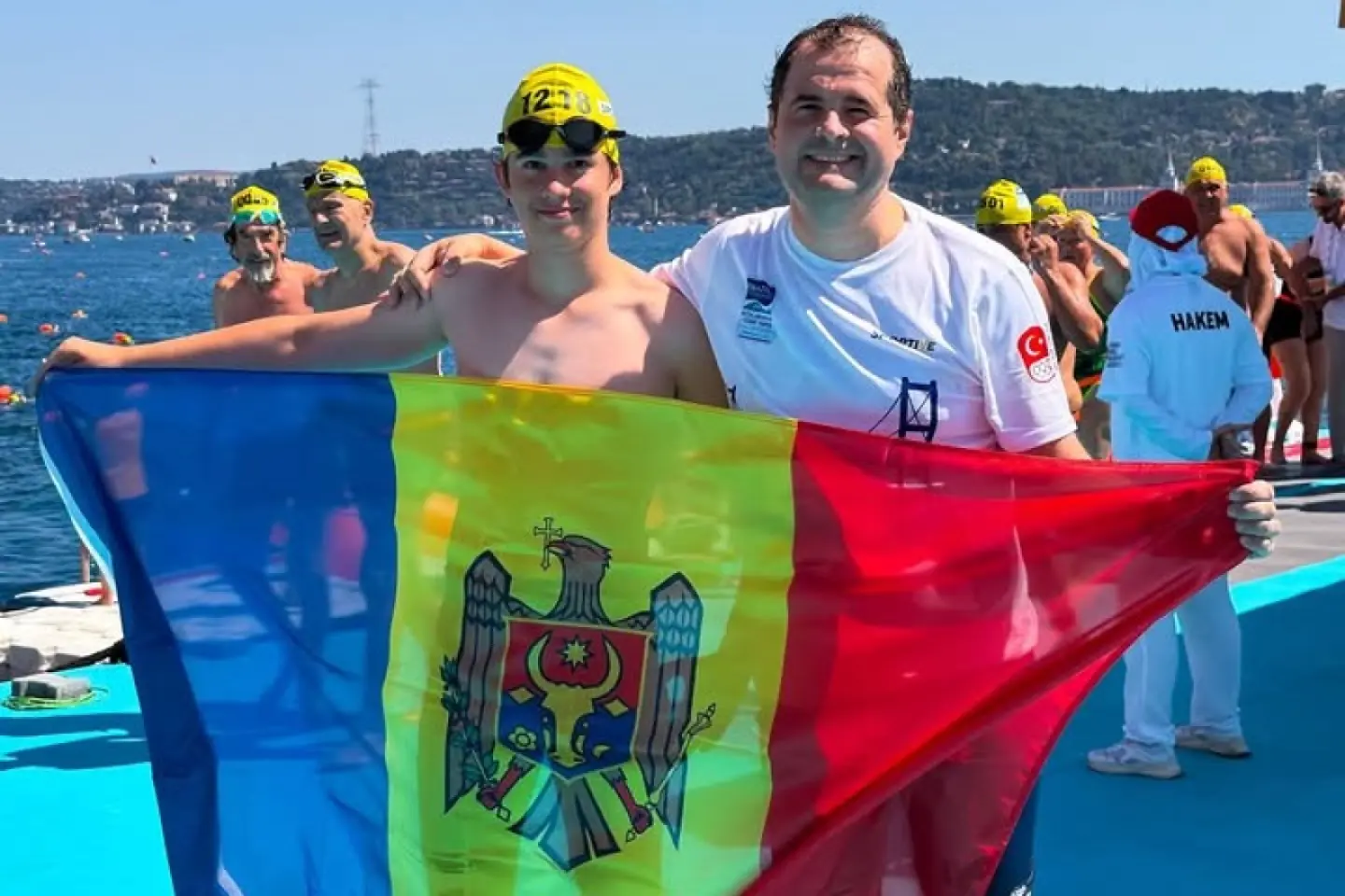 Premierul Vasile Tofan a traversat în înot Strâmtoarea Bosfor, alături de fiul său 