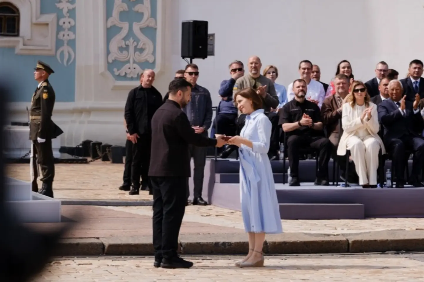 Maia Sandu, decorată de Volodimir Zelenski