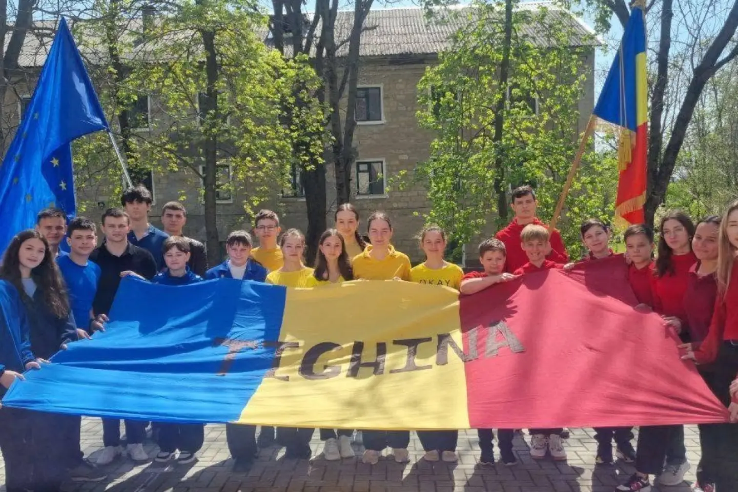 Școlile cu predare în limba română din regiunea transnistreană, decorate cu Ordinul de Onoare