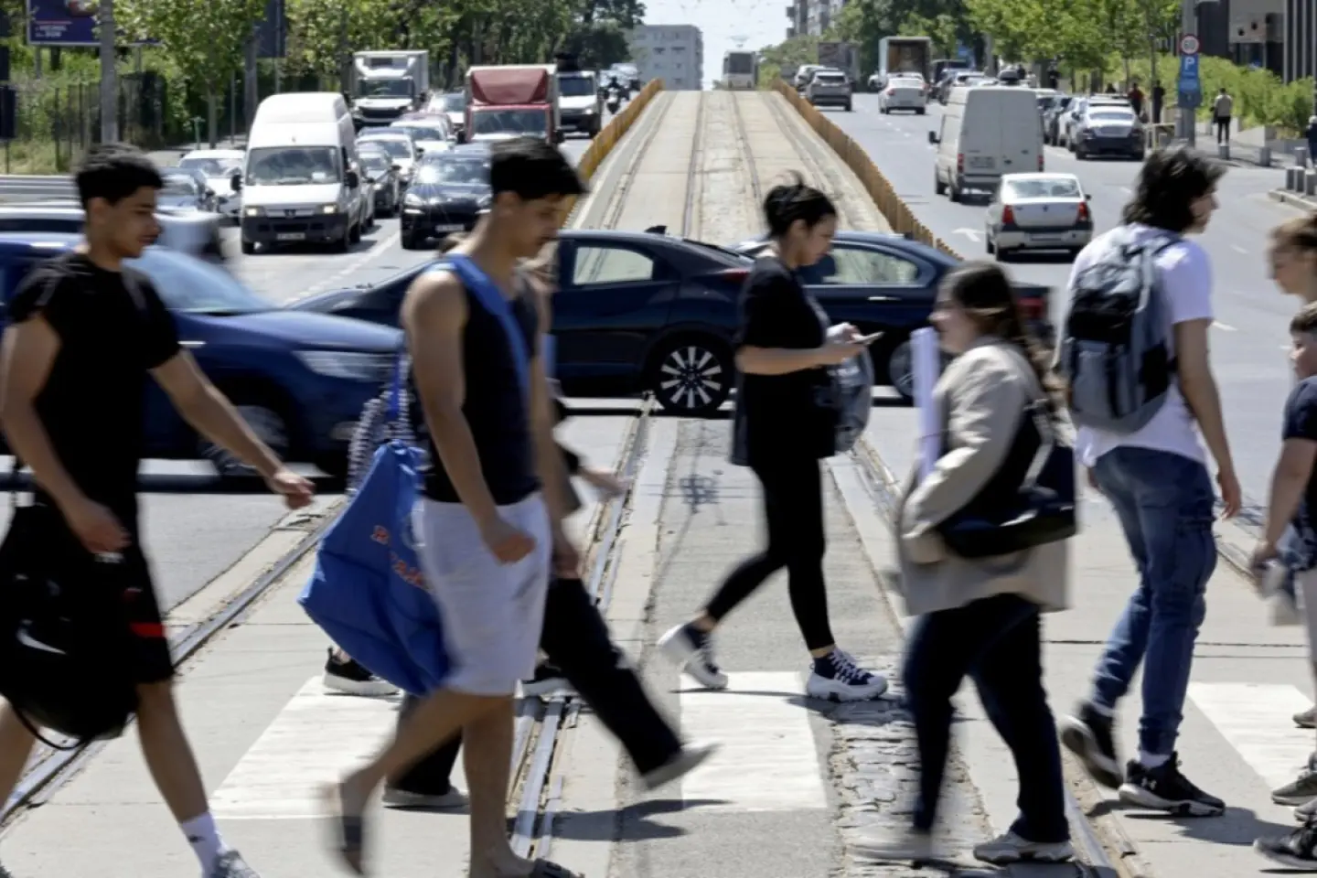 Aproape trei sferturi dintre bucureşteni - 73% - consideră că România merge într-o direcţie greşită