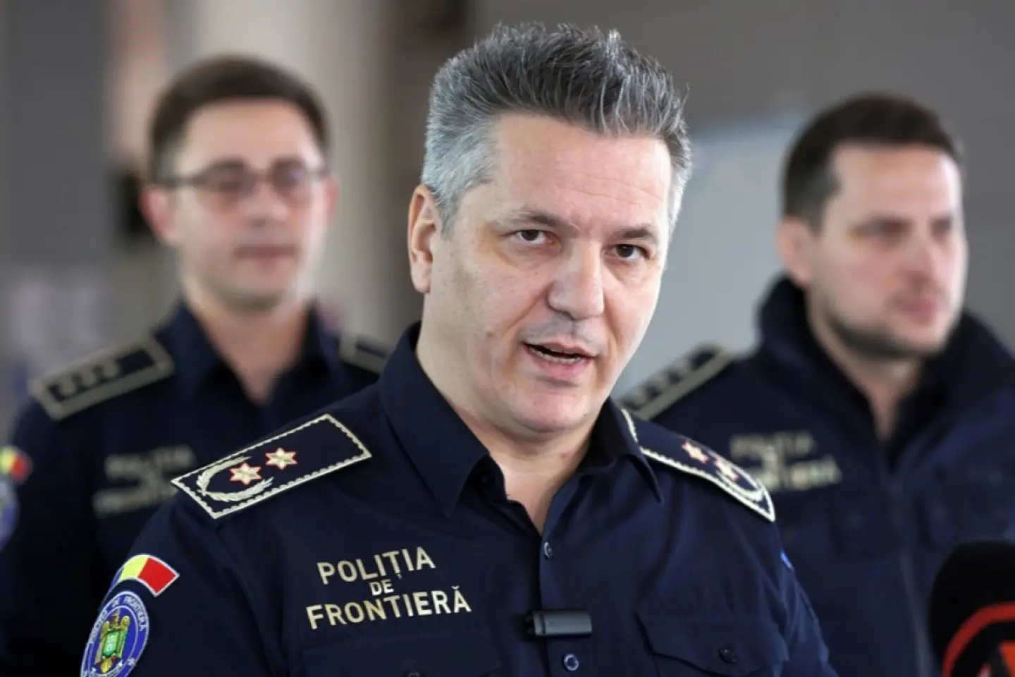 Poliţiştii români de frontieră au descoperit într-un ansamblu rutier înmatriculat în Republica Moldova articole de îmbrăcăminte, estimate la circa jumătate de milion de euro, susceptibile a fi contrafăcute 