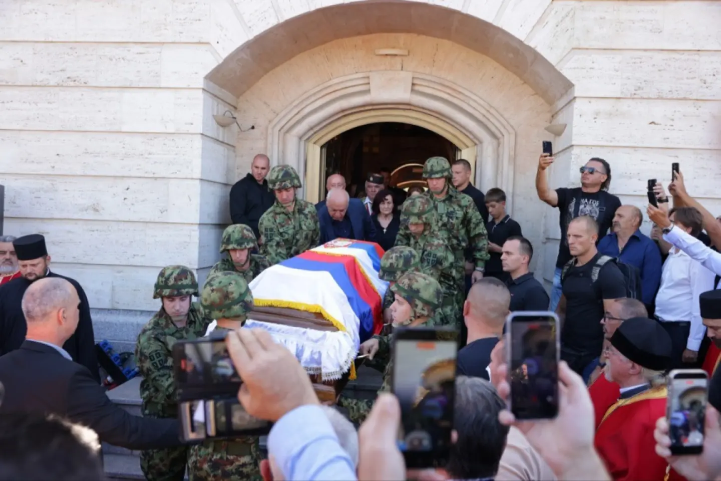 Bruxellesul regretă prezența oficialilor sârbi la înmormântarea criminalului de război Ratko Mladić