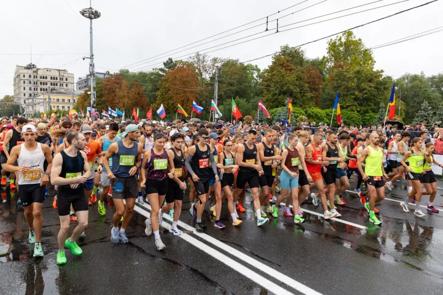 Peste 10.000 de oameni au alergat la Chișinău Marathon, în ciuda vremii reci