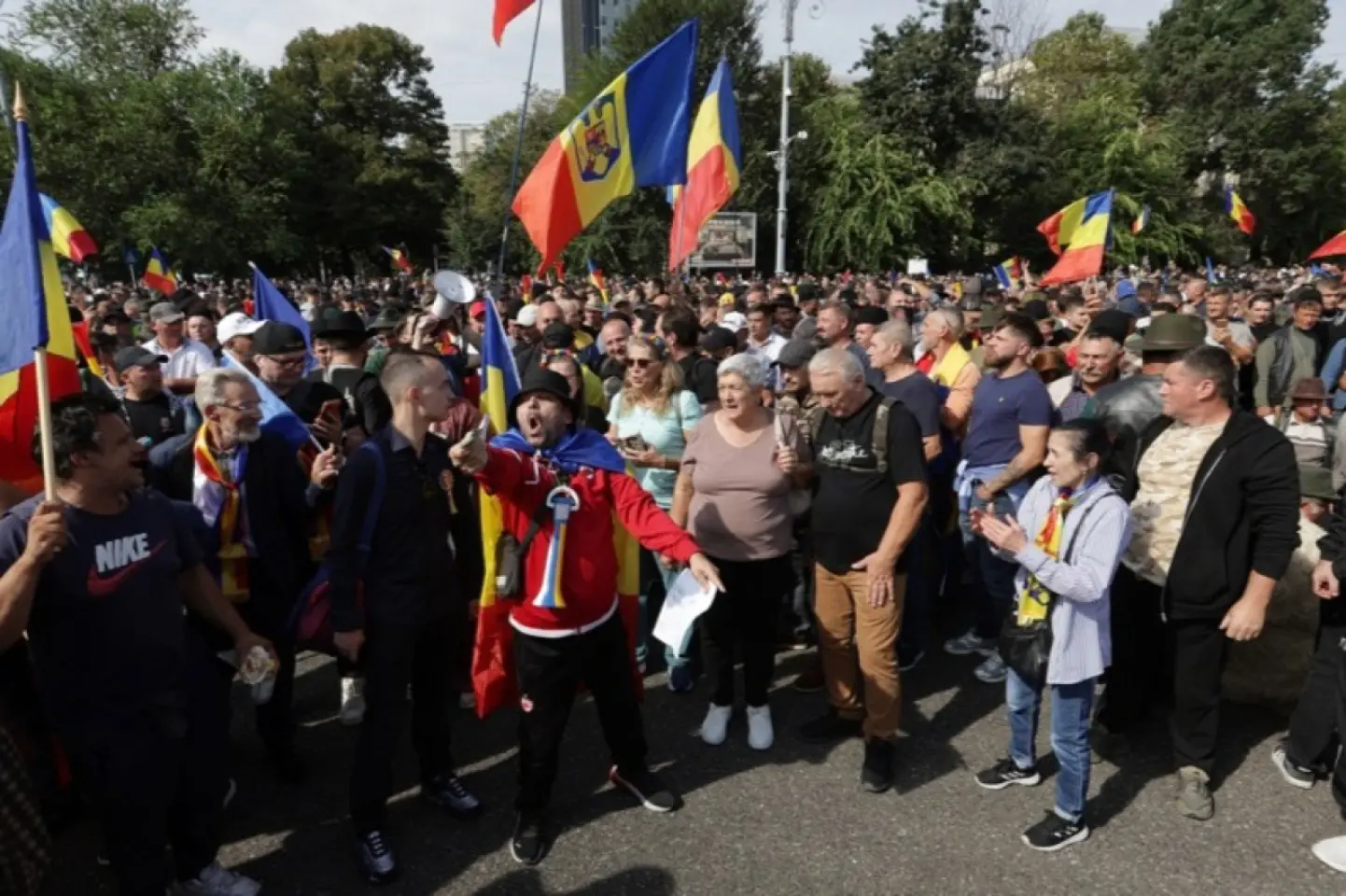 Sondaj: aproape jumătate dintre români consideră că toţi politicienii sunt de vină pentru situaţia actuală