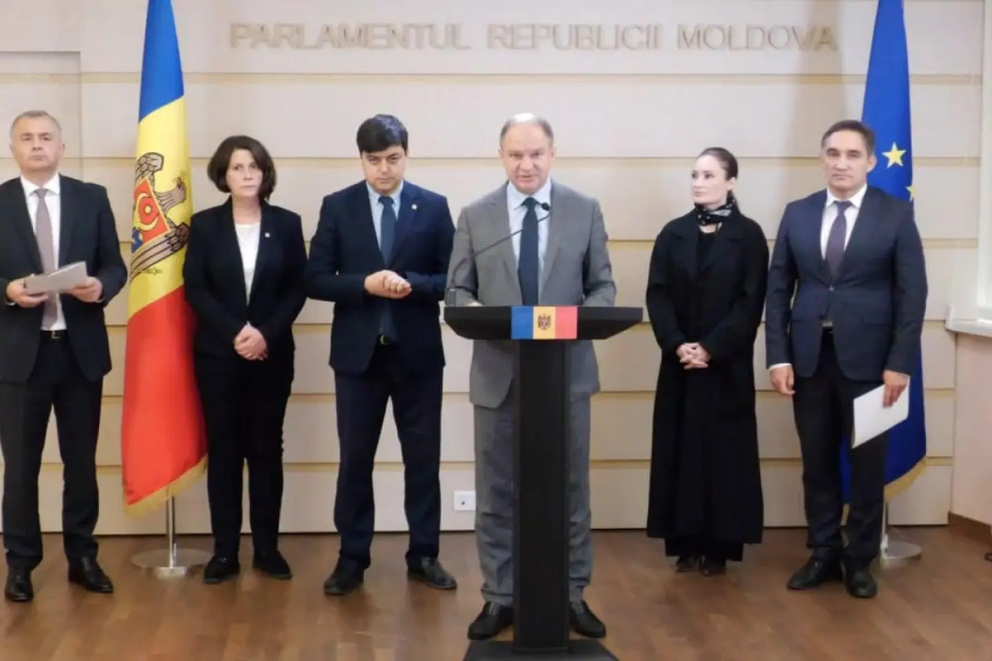 Opoziția parlamentară prorusă cere suspendarea Maiei Sandu