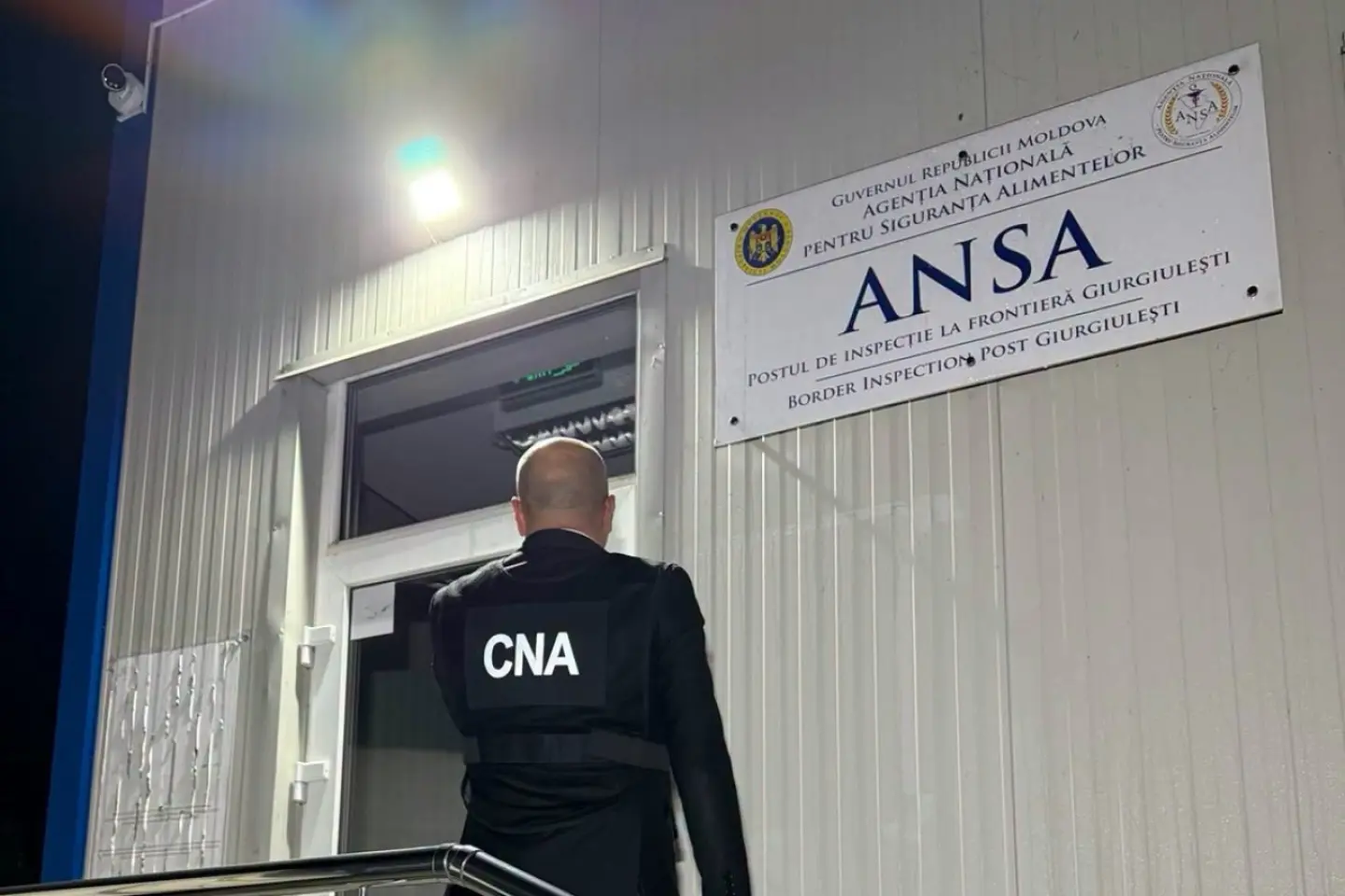 Șeful postului ANSA Giurgiulești și cinci inspectori, reținuți de ofițerii CNA