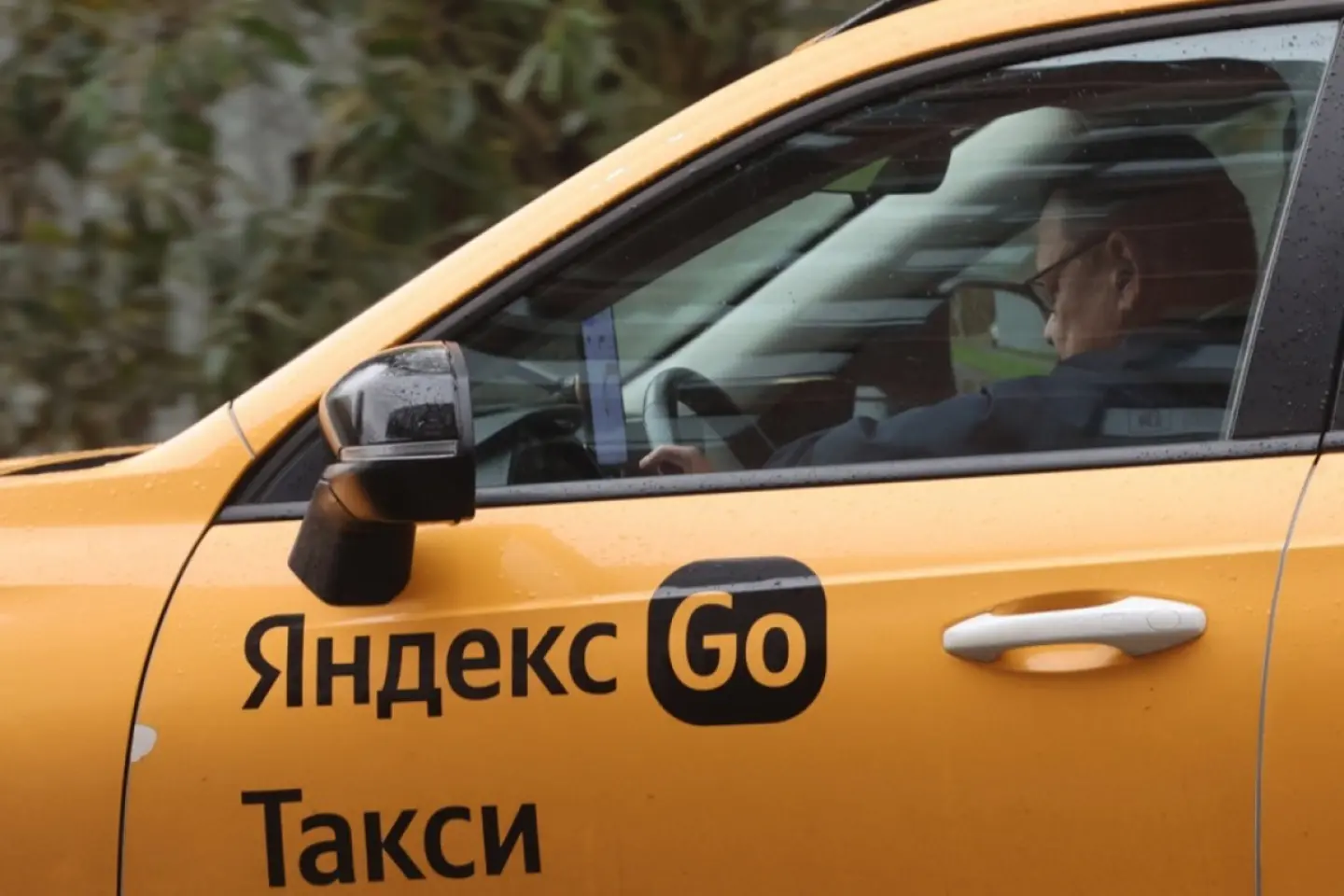 Platformele de taxi vor fi obligate să proceseze plățile doar prin intermediul băncilor din Republica Moldova 